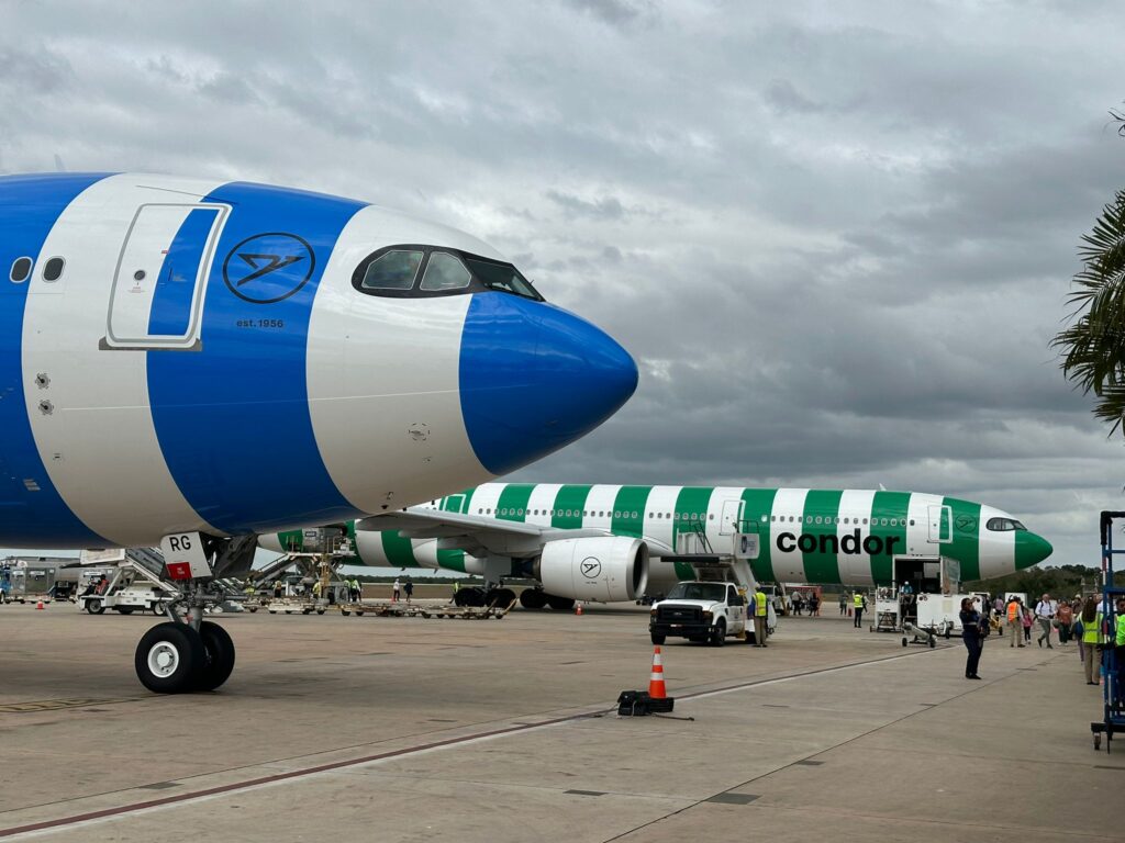 Zwei Airbus Flugzeuge A330neo von Condor in Parkposition am Flughafen