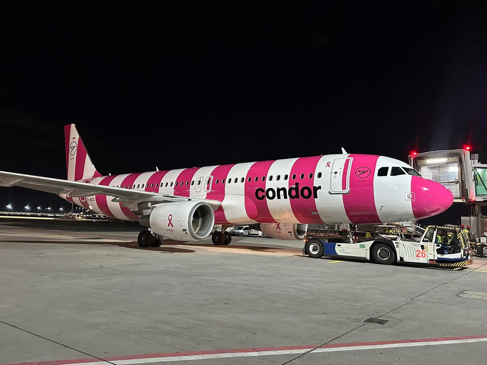 Ein Condor Airbus A320 mit pinken Streifen am Flughafen