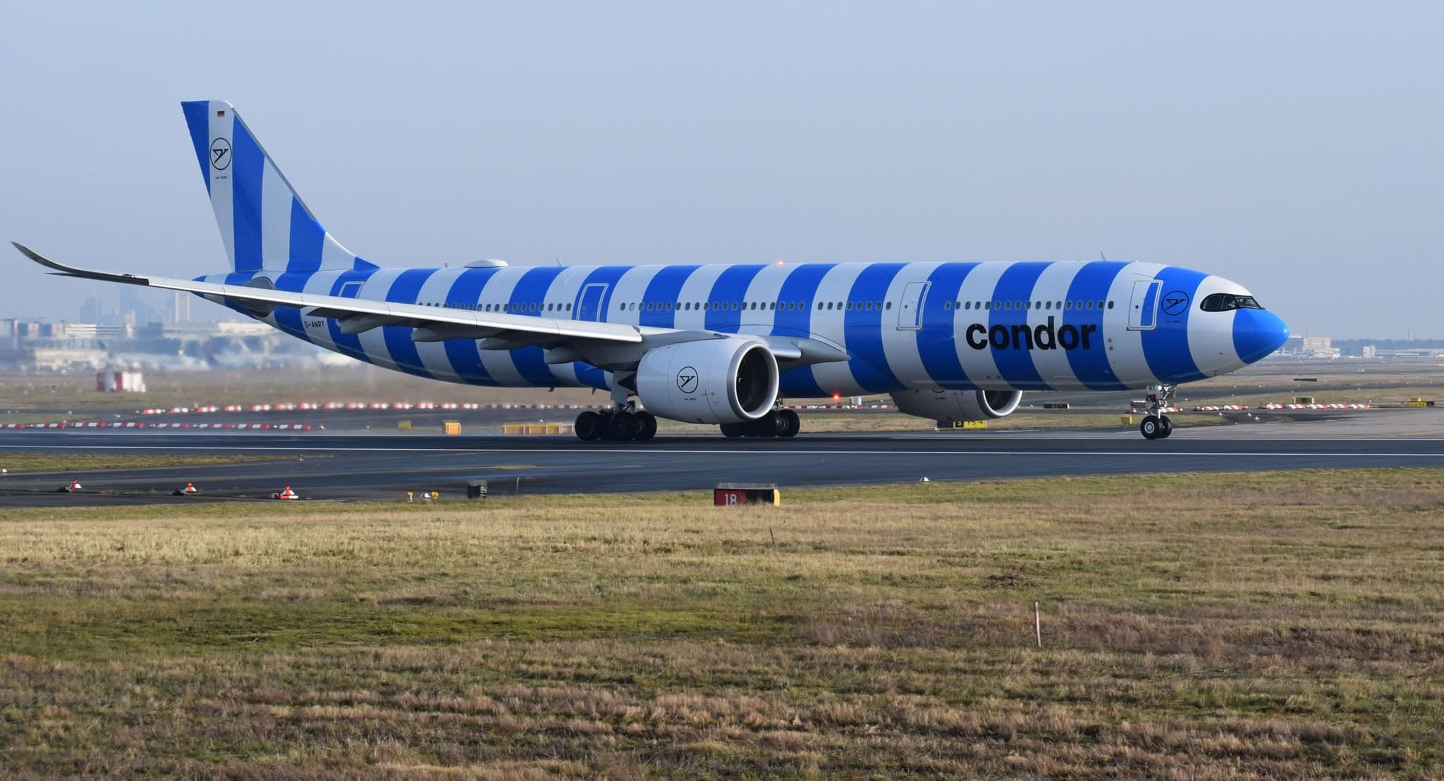 Condor A330neo mit blauen Streifen rollte über den Flughafen