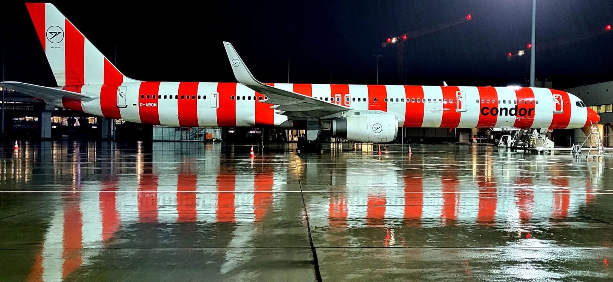 Condor Boeing 757 mit roten Streifen am Flughafen stehend